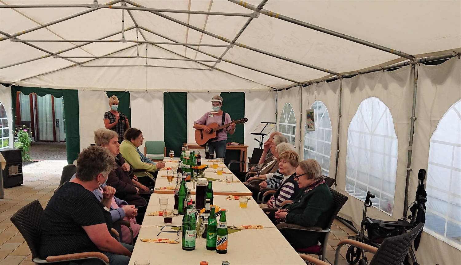 ElisabethTombrockHaus Musik und Gesang im Gartenzelt